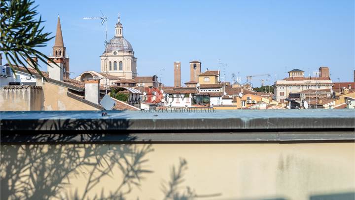 Appartamento con terrazza panoramica in centro