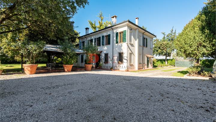 Villa signorile con piscina a Borgo Virgilio