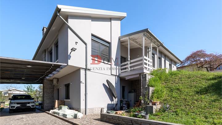 Villa con giardino e garage doppio