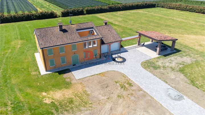 Villa for sale in Quistello