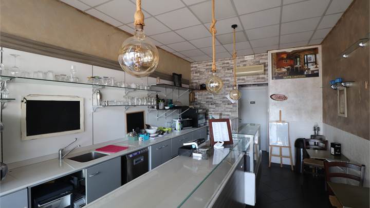 Locale commerciale ad uso bar
