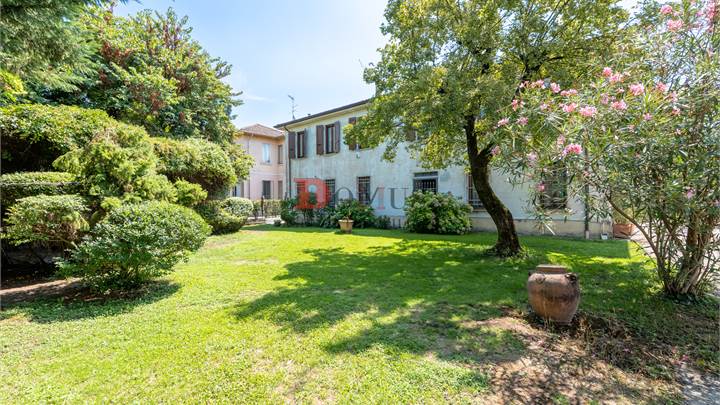 Ampia villa singola con giardino