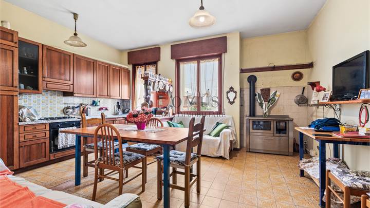 Bifamiliare verticale con garage e giardino