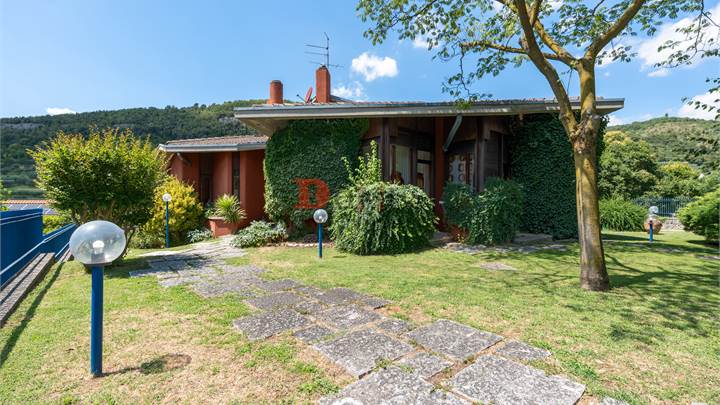 Villa singola con giardino e vista panoramica