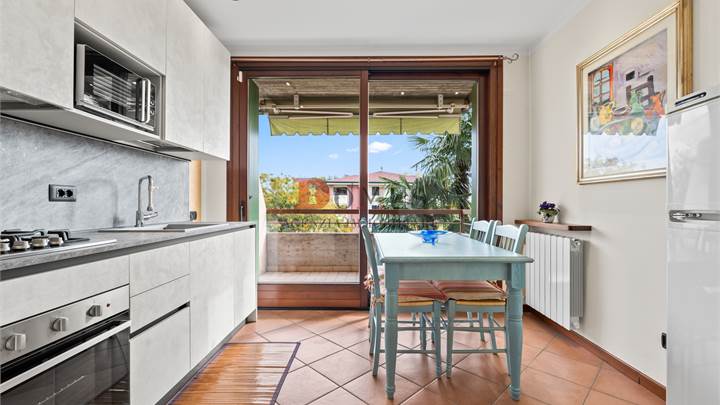 Bilocale arredato con terrazzo di fronte alle Terme di Sirmione