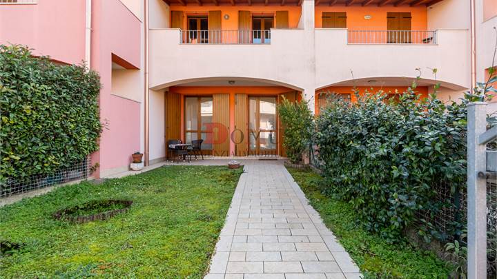 Villetta arredata con garage GIGANTESCOOOO !!