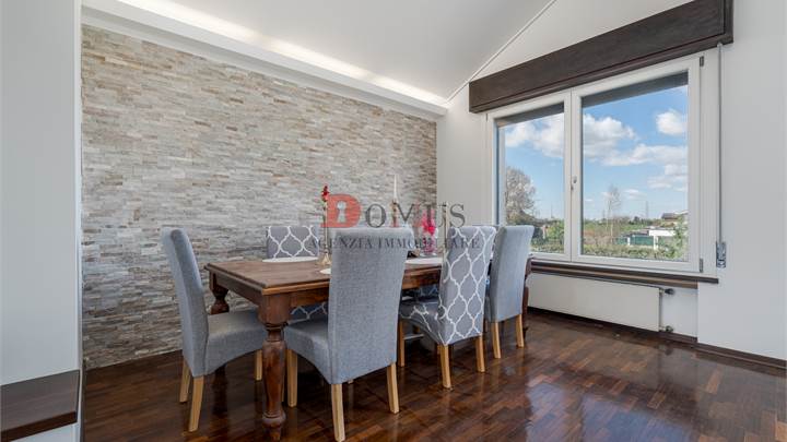 Grande villa singola con garage doppio e giardino