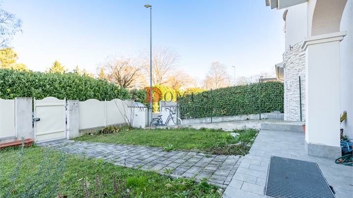 Maisonette arredata con giardino, cortile e garage doppio