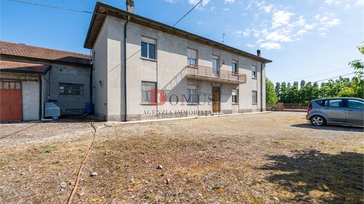 Town House в продажа для San Benedetto Po