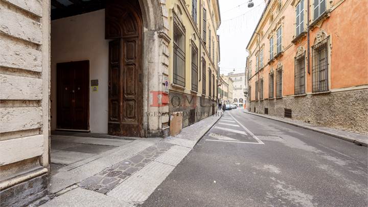 Ufficio in centro con posto auto in affitto