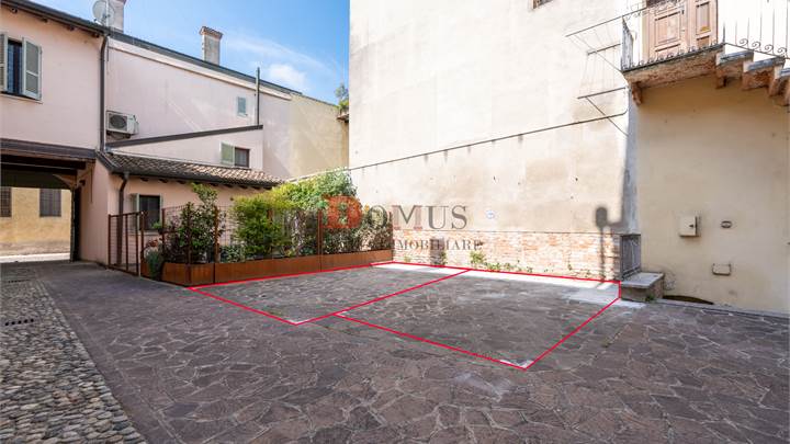 Posto auto in cortile