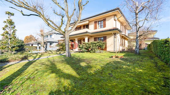 Villa singola con giardino e garage triplo