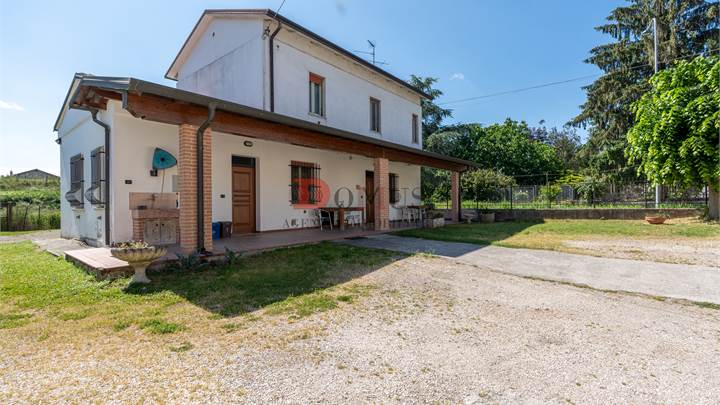 Casa singola con giardino - garage - portico e magazzino