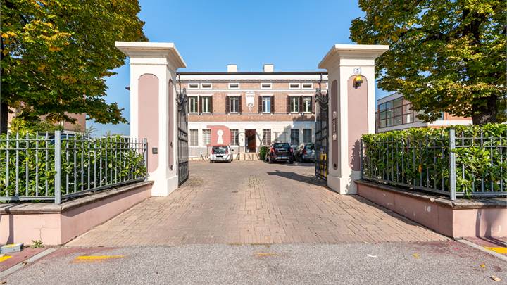 Oficina en renta la Mantova