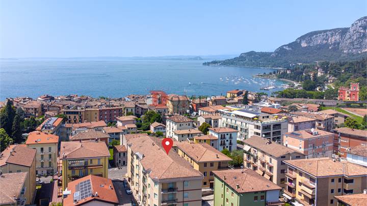 Garda - appartamento trilocale con terrazza abitabile a pochi passi dal lungolago