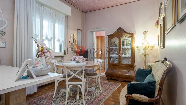 Villa composta da tre appartamenti + giardino