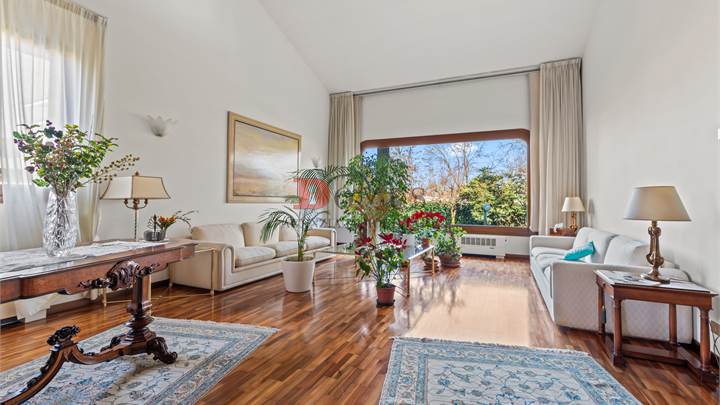 Villa con giardino e garage triplo