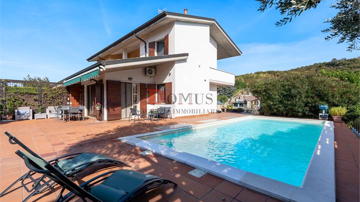 Villa con piscina e vista panoramica a Montericco