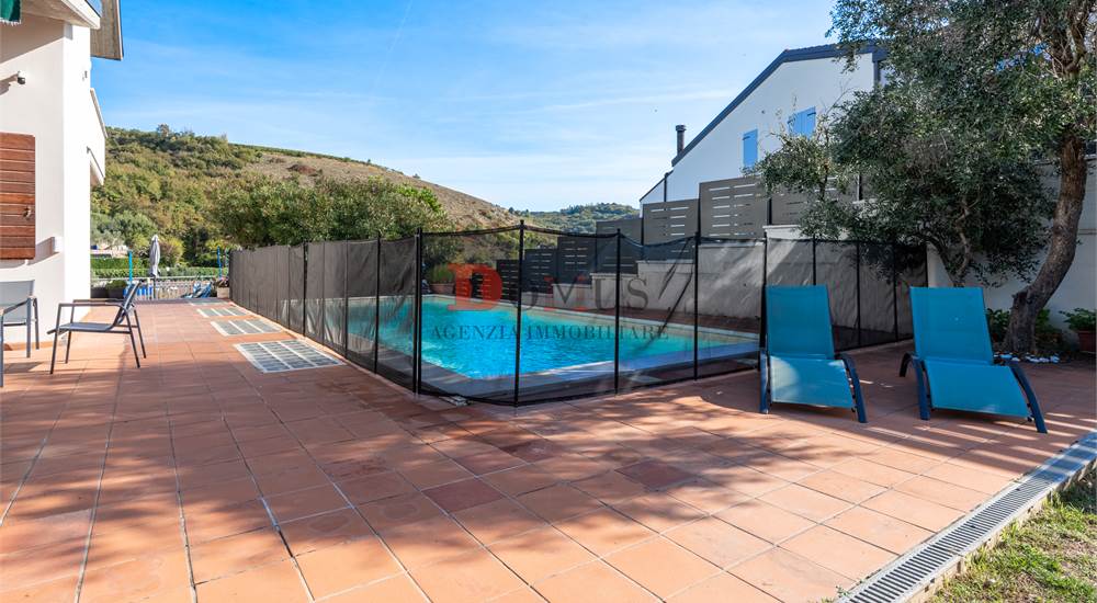 Piscina con protezioni